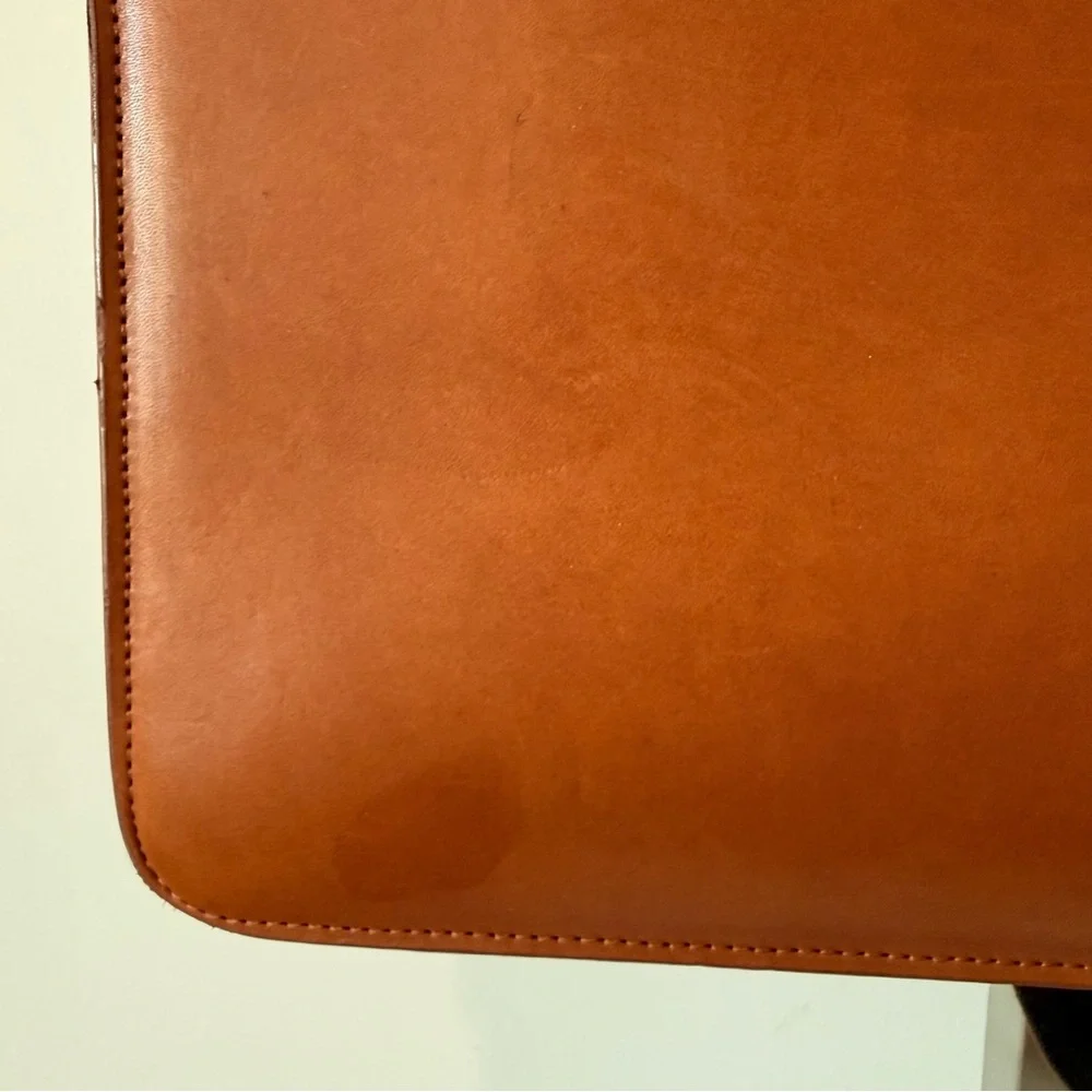 Sleek Tan Leather Briefcase with Detachable Shoulder Strap